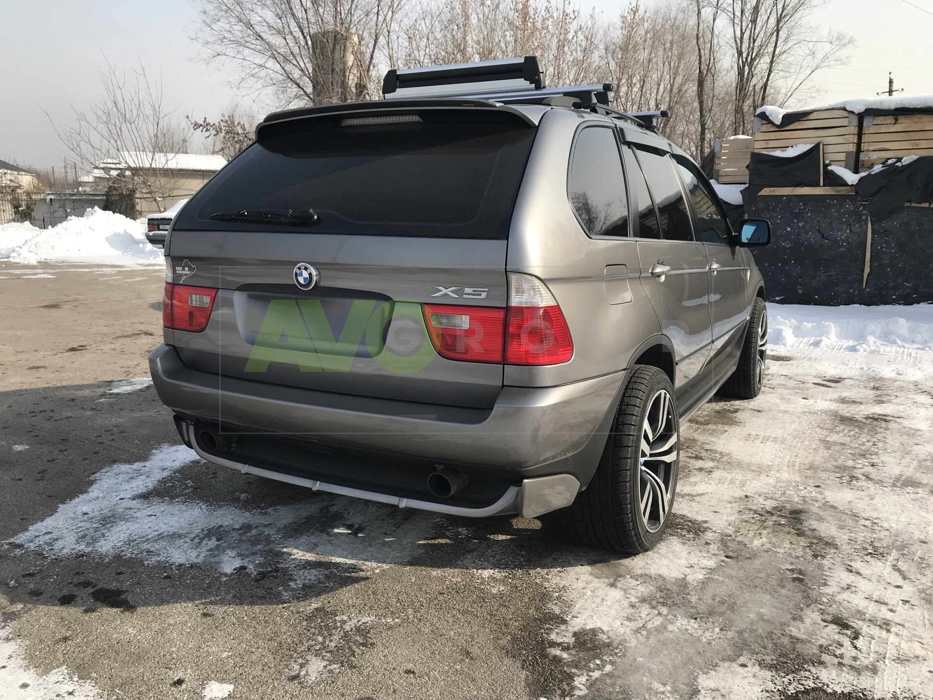 A Style roof spoiler for BMW X5 E53 1999-2006