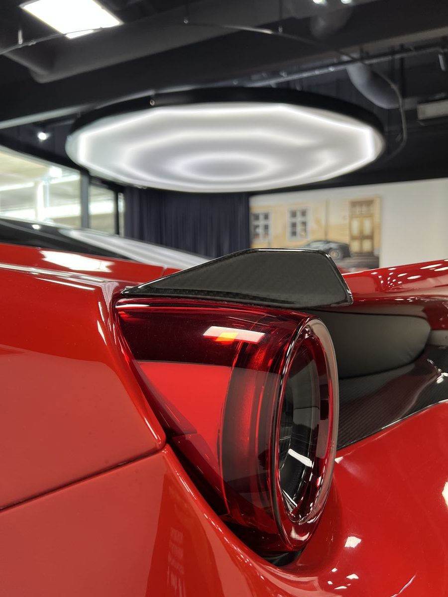 Oglekļa fona apgaismojuma plakstiņi / aizmugurējā luktura spura Ferrari 488