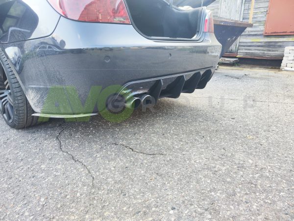 Aizmugurējā bampera apakšējā difuzora papildinājums ar ribām priekš BMW E60 E61 M Sport