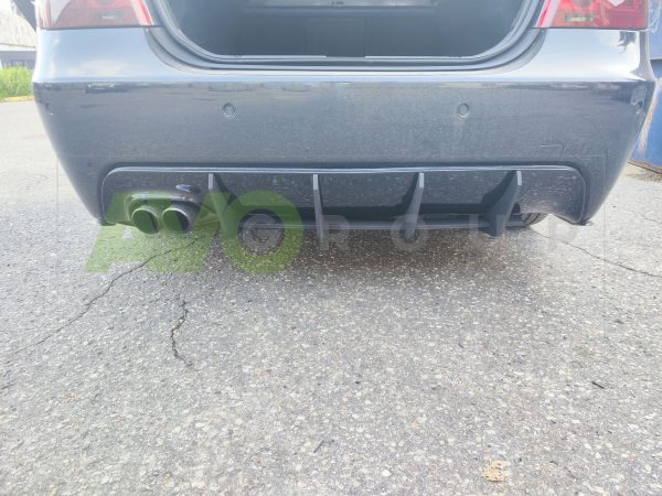 Aizmugurējā bampera apakšējā difuzora papildinājums ar ribām priekš BMW E60 E61 M Sport