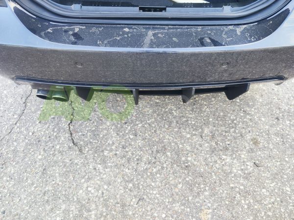 Aizmugurējā bampera apakšējā difuzora papildinājums ar ribām priekš BMW E60 E61 M Sport
