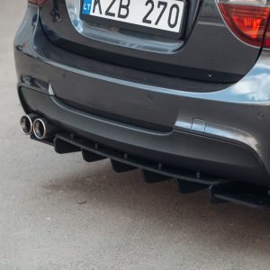 Aizmugurējā bampera apakšējā difuzora papildinājums ar ribām priekš BMW E90 E91 M Sport