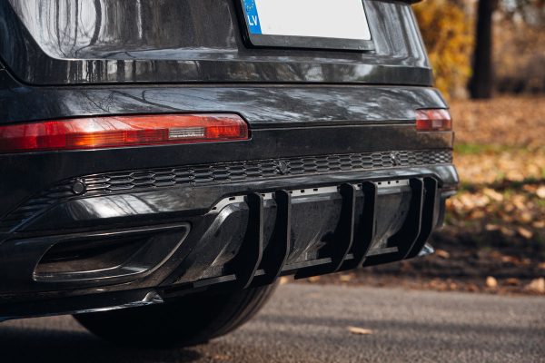 Aizmugurējā bampera apakšējā difuzora papildinājums ar ribām priekš S Line Audi Q7 4M MK2 Facelift