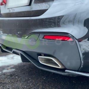 Aizmugurējā bampera difuzors ar ribām priekš BMW 5 G30 / G31 / M5 F90 2017-2025 Black matt
